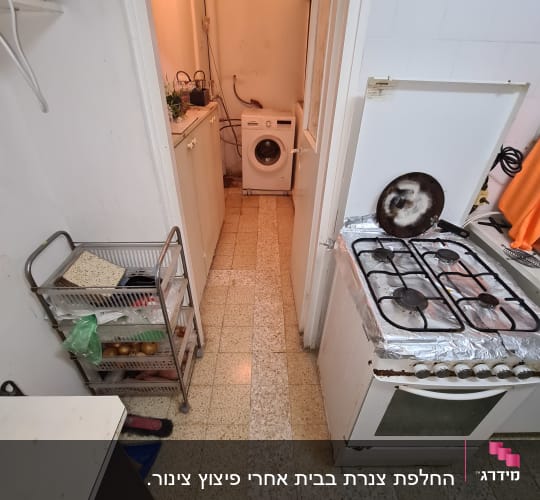 מטבח עם כיריים ותנור, מכונת כביסה ברקע